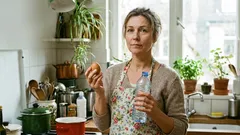 Wie man in 30 Sekunden mit einer leeren Flasche Eigelb vom Eiweiß trennt