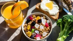 5 Lebensmittel, die gesund aussehen, aber heimlich Heißhunger und Müdigkeit fördern