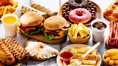 Bauchdruck statt Wohlgefühl: 7 typische Teller-Kombis aus Kantine, Imbiss & Zuhause